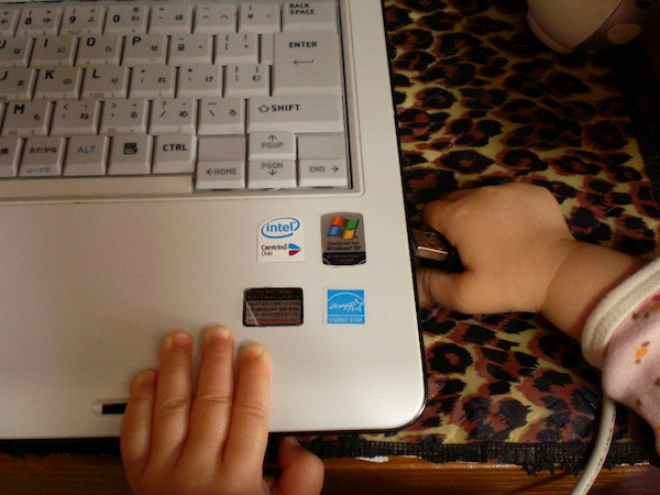 USBを刺すちまき先生