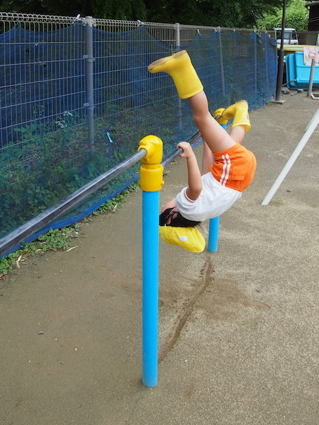 さかあがりをするちまき先生