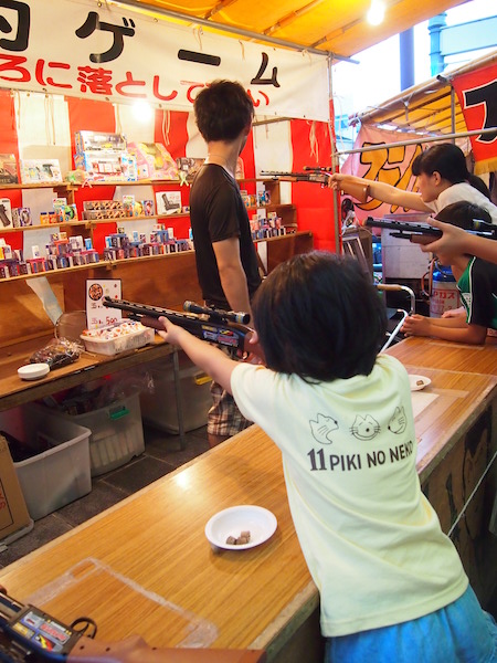 射的ゲームをするちまき先生