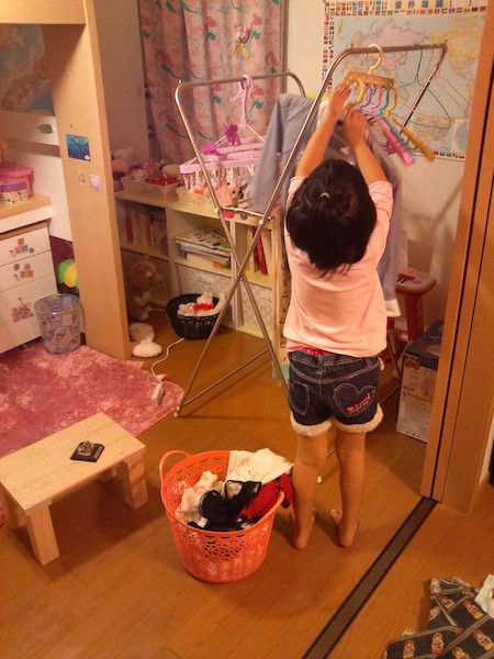 洗濯物を干すちまき先生