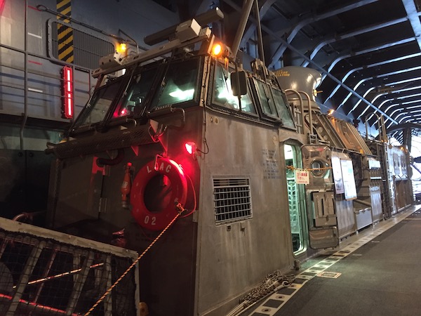 輸送艦おおすみ